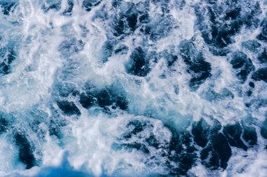 Büyüleyici doğal dalgalı mavi deniz manzaralı 