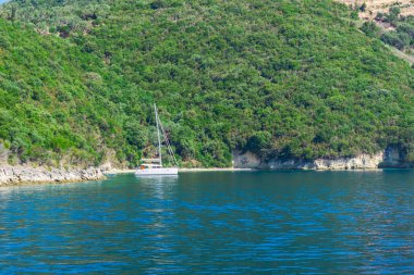 Büyüleyici doğa dağ manzaralı yeşillik ile