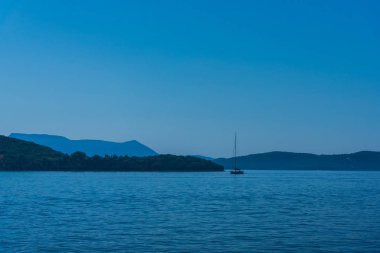 Dağ arka plan ile pürüzsüz oldukça okyanusun büyüleyici görünümü