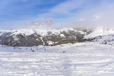 Kabarık karla kaplı dağ manzaralı şaşırtıcı