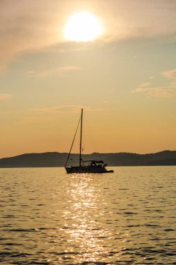 Yalnız tekne ile büyüleyici doğa okyanus görmek