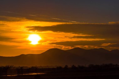 Bulutlu gökyüzü arka plan şaşırtıcı doğa manzaralı