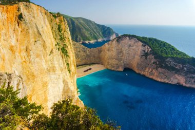 Mavi lagün büyüleyici dağ manzaralı  