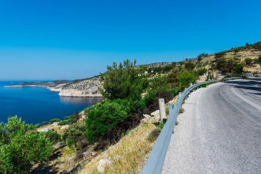 tepede asfalt yol ve deniz suyu görünümü 