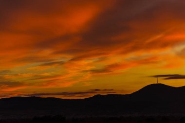 turuncu günbatımı gökyüzü tepeler üzerinde renkli.