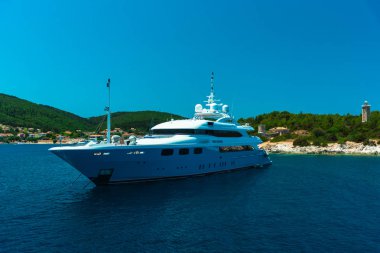 deniz kıyısına yakın tarih demirlemiş white yat gemiyi