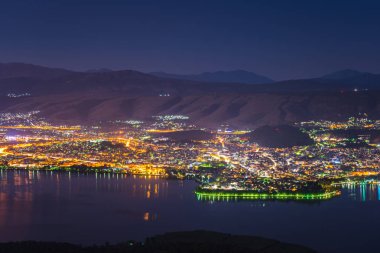 Aydınlatma ile gece gökyüzünün şaşırtıcı görünümü