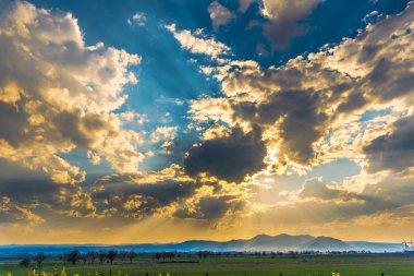 Bulutlu gökyüzü arka plan şaşırtıcı doğa manzaralı