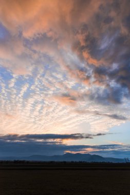 Bulutlu gökyüzü arka plan şaşırtıcı doğa manzaralı