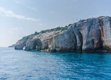 Büyüleyici doğa dağ manzaralı okyanus ve mavi gökyüzü ile