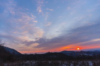Bulutlu gökyüzü arka plan şaşırtıcı doğa manzaralı