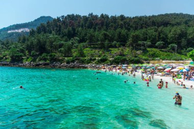 Denizde dinlenen ve yüzen insanların yüksek görünümü