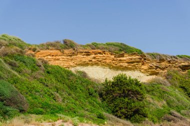 Yeşil ve mavi gökyüzü ile büyüleyici doğa dağ manzaralı