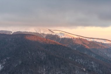 Bulutlu gökyüzü arka plan şaşırtıcı doğa manzaralı