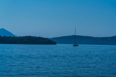 Dağ arka plan ile pürüzsüz oldukça okyanusun büyüleyici görünümü