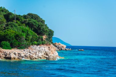 Görünüm kıyı Tepesi'nin deniz ve mavi gökyüzü ile gür yeşilliklerle kaplı