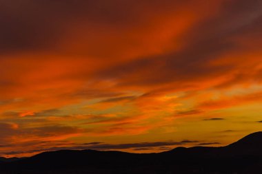 turuncu günbatımı gökyüzü tepeler üzerinde renkli.