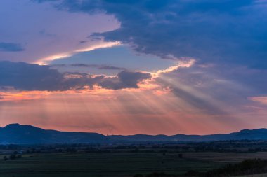 Bulutlu gökyüzü arka plan şaşırtıcı doğa manzaralı