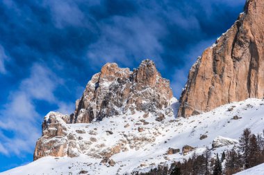 Kabarık karla kaplı dağ manzaralı şaşırtıcı