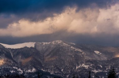 Bulutlu gökyüzü arka plan şaşırtıcı doğa manzaralı