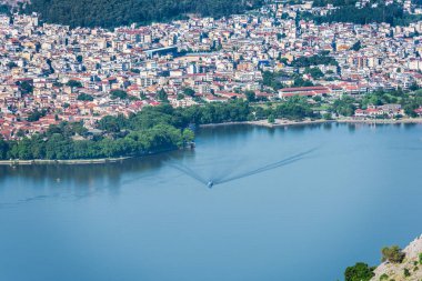 Kayalık yüzey ve mavi deniz şaşırtıcı havadan görünümü