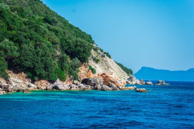 Görünüm kıyı Tepesi'nin deniz ve mavi gökyüzü ile gür yeşilliklerle kaplı