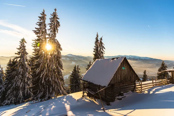 Prachtige Zonsondergang Hemel Bergen Met Houten Huis Hut Bomen — Stockfoto