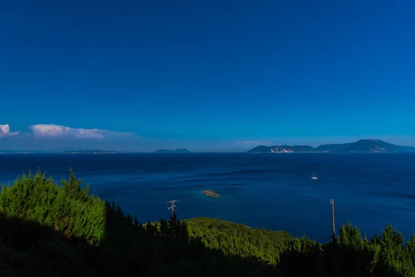 Affascinante Vista Liscio Abbastanza Oceano Con Sfondo Montagna — Foto Stock