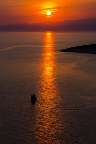 Orangeroter Sonnenuntergang Über Dem Wasser Des Sees — Stockfoto