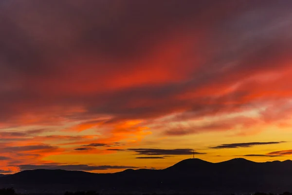 Laranja Colorido Céu Por Sol Sobre Colinas — Fotografia de Stock