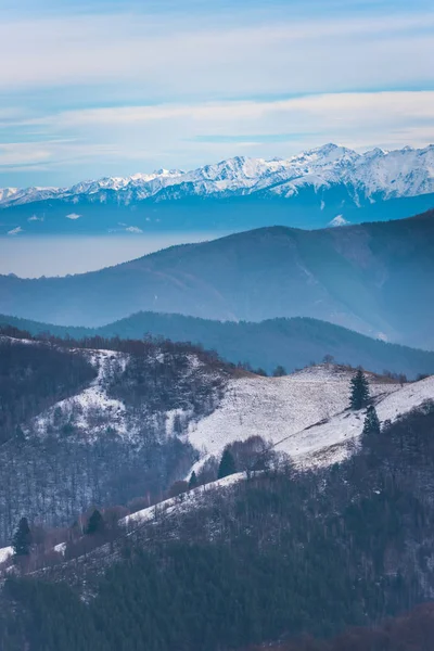 Fascynującym Widokiem Góry Natura Zieleni Niebieskiego Nieba Deszczu — Zdjęcie stockowe