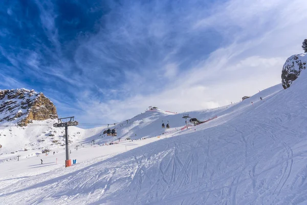 Vue Imprenable Sur Montagne Couverte Neige Duveteuse Skieurs — Photo