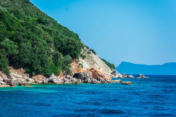 Uitzicht Kust Heuvel Bedekt Met Weelderige Groen Met Zee Blauwe — Stockfoto