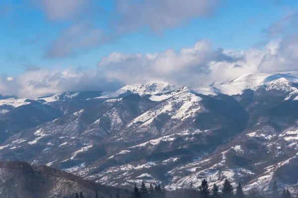 Faszinierende Natur Bergblick Mit Viel Grün Und Blauem Bewölkten Himmel — Stockfoto