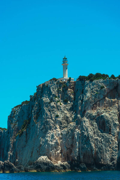 живописный вид на маяк на прибрежных скалах над морем
