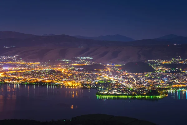 Aydınlatma ile gece gökyüzünün şaşırtıcı görünümü