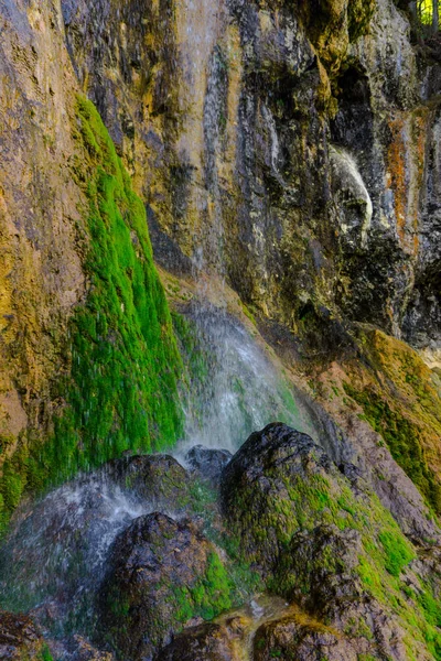 惊人的瀑布景观与岩石山背景 — 图库照片