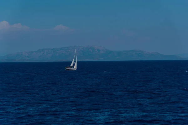 孤独なボートで魅力的な自然のマウンテン ビュー — ストック写真