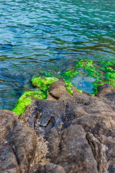 Affascinante Vista Mare Naturale Con Enormi Rocce — Foto Stock