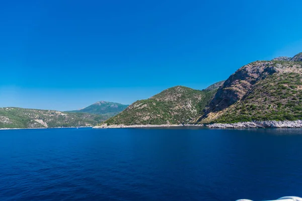 Büyüleyici doğa dağ manzaralı yeşillik ile