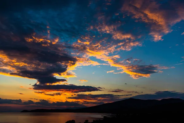 Bulutlu gökyüzü arka plan şaşırtıcı doğa manzaralı