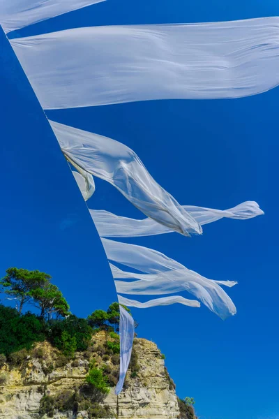 Textil Blanco Ventoso Sobre Fondo Azul Cielo —  Fotos de Stock