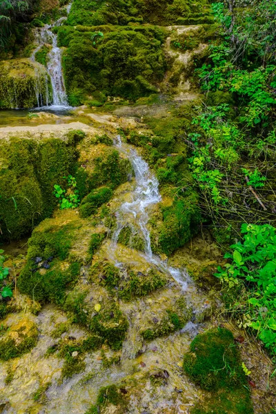 Increíble Vista Cascadas Con Fondo Rocoso Montaña — Foto de Stock