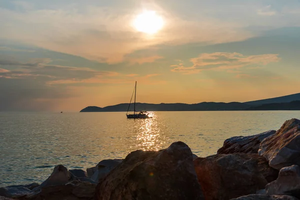 Yalnız tekne ile büyüleyici doğa okyanus görmek