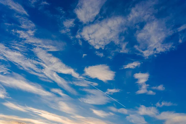 令人惊叹的自然景观与多云的天空背景 — 图库照片