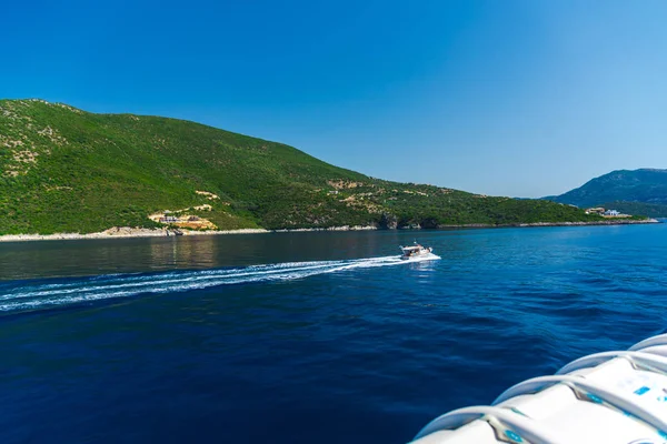 Faszinierende Natur Meerblick Mit Schiff Voller Ruhender Menschen — Stockfoto