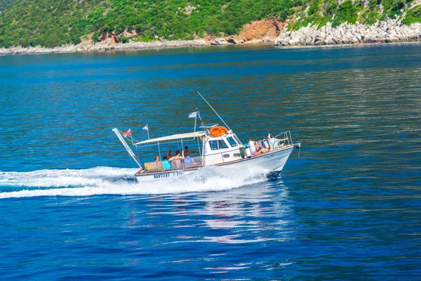 Fascinante Vista Mar Naturaleza Con Barco Lleno Gente Descansando — Foto de Stock