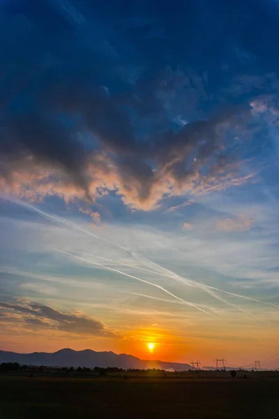 Lebendige Wolkenlandschaft Mit Untergehender Sonne Über Fernen Bergen — Stockfoto