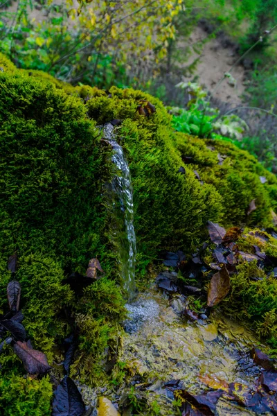 惊人的瀑布景观与岩石山背景 — 图库照片