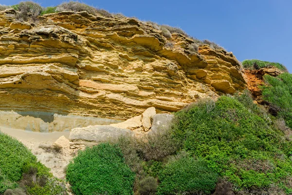 Yeşil ve mavi gökyüzü ile büyüleyici doğa dağ manzaralı